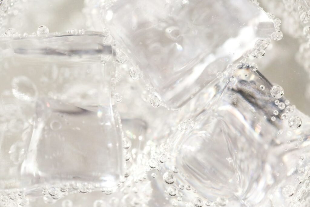 Illustrative glass container for an ice-storage guide